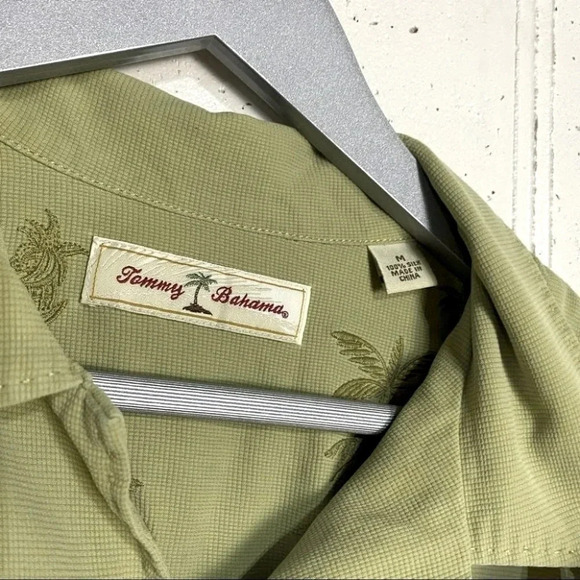 Tommy Bahama men’s M celery green silk Hawaiian button down short sleeve shirt - Picture 5 of 5